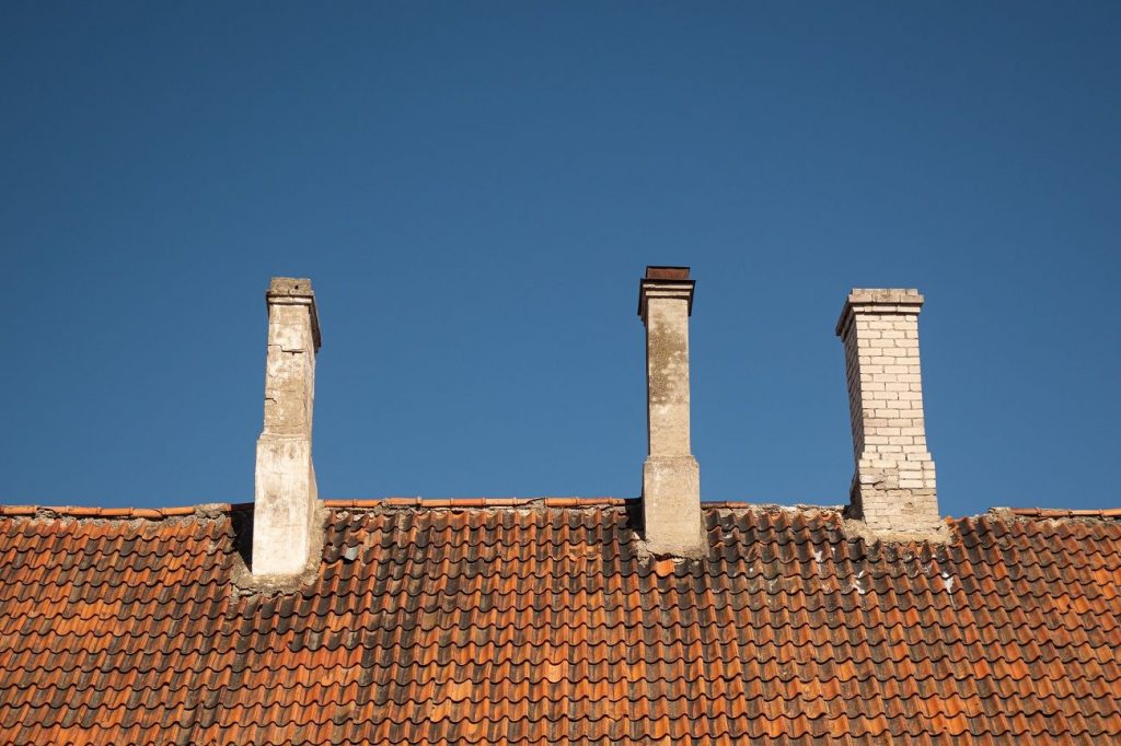 How do I know if a roofing company is legit?